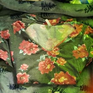 Floral shirt w ties on the sleeves